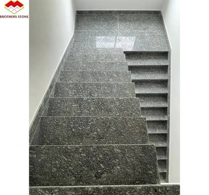 La losa de granito negro cortada a medida para escaleras y edificios en el diseño chino moderno