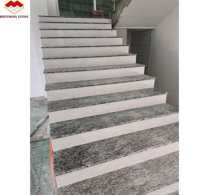 La losa de granito negro cortada a medida para escaleras y edificios en el diseño chino moderno