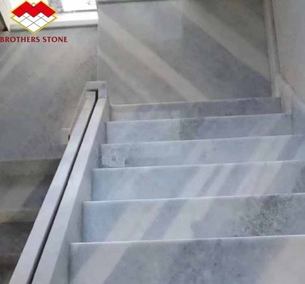 Mejorar su salón de escaleras con 20 mm de hielo azul de ónix veneer de piedra y luz de fondo