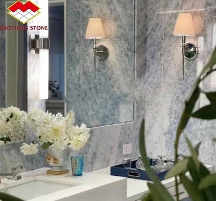 Mejorar su salón de escaleras con 20 mm de hielo azul de ónix veneer de piedra y luz de fondo