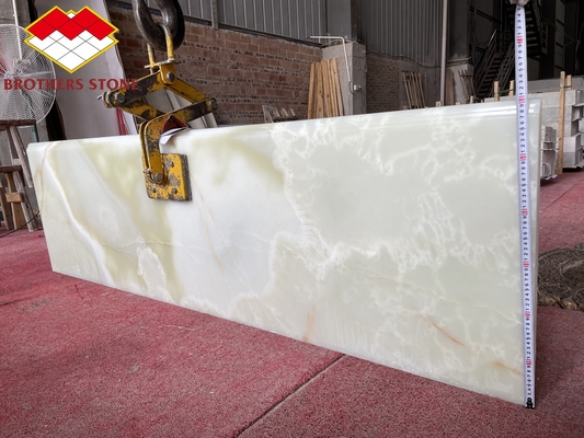 Diseño de escaleras de piedra natural con luz verde esmeralda luz verde ónix iluminado por el fondo interior de piedra