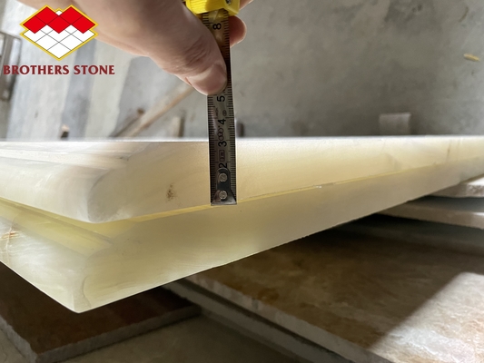 Diseño de escaleras de piedra natural con luz verde esmeralda luz verde ónix iluminado por el fondo interior de piedra