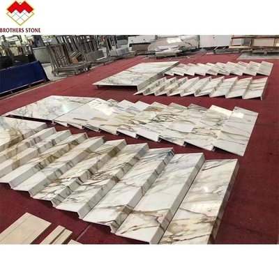 Escaleras de oro pulidas de Calacatta en Italia Escaleras de mármol en interiores de piedra de lujo modernos