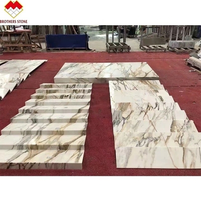 Escaleras de oro pulidas de Calacatta en Italia Escaleras de mármol en interiores de piedra de lujo modernos