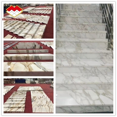 Barandillas de escaleras interiores de la villa hechas de piedra de mármol natural y escalones dorados de Calacatta