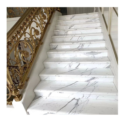 Interior estilo de diseño moderno multicolor ónix de madera venosa escaleras de mármol con barandilla de vidrio