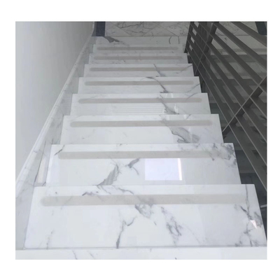 Interior estilo de diseño moderno multicolor ónix de madera venosa escaleras de mármol con barandilla de vidrio