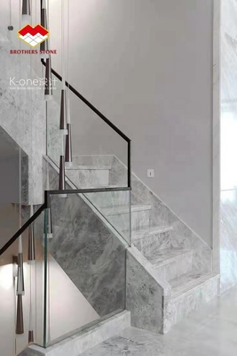 Capa de escalera de piedra natural de mármol interior con tamaño personalizado y característica antideslizante