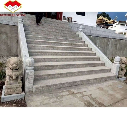 Bloque de granito blanco cortado a medida al aire libre con diseño moderno y escalones de granito en llamas