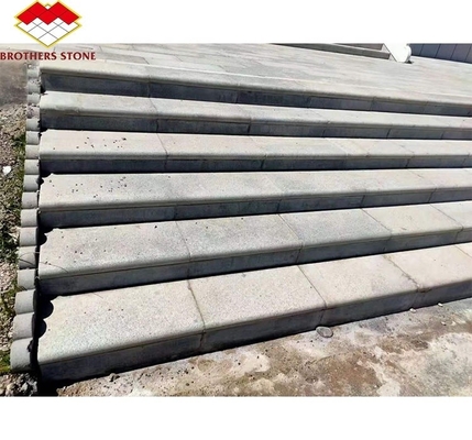 Bloque de granito blanco cortado a medida al aire libre con diseño moderno y escalones de granito en llamas