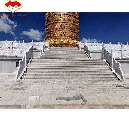 Bloque de granito blanco cortado a medida al aire libre con diseño moderno y escalones de granito en llamas