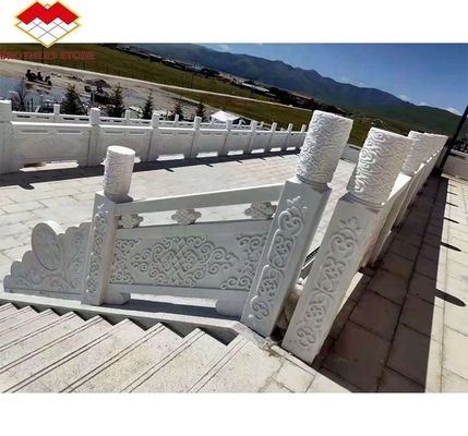 Bloque de granito blanco cortado a medida al aire libre con diseño moderno y escalones de granito en llamas