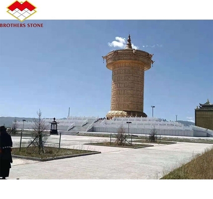 Bloque de granito blanco cortado a medida al aire libre con diseño moderno y escalones de granito en llamas