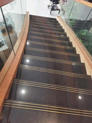 Cuenta de cocina de hotel y escaleras cortadas a medida Estrella negra india galaxia losas de granito