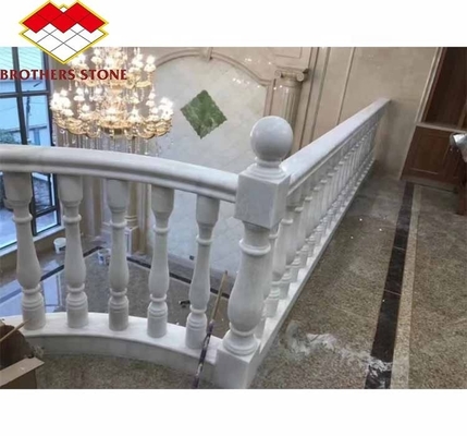 Pisos montados en escaleras de mármol ónix y balustrada de mármol blanco