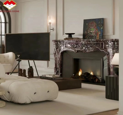 Mantel de piedra interior para chimenea de mármol violeta moderna rodeado en sala de estar de lujo