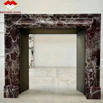 Mantel de piedra interior para chimenea de mármol violeta moderna rodeado en sala de estar de lujo