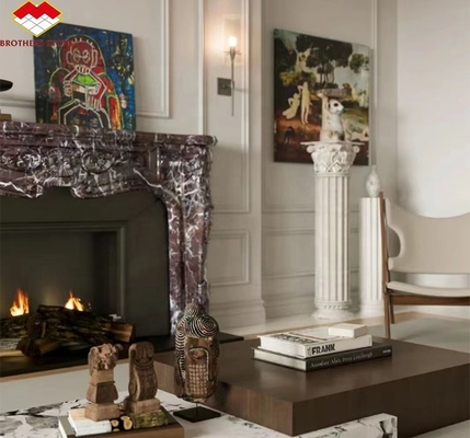 Mantel de piedra interior para chimenea de mármol violeta moderna rodeado en sala de estar de lujo