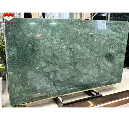 El color verde oscuro indio, el ónix, la piedra de jade, la losa de mármol verde, una elección impresionante para la decoración del hogar.