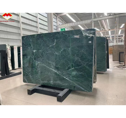 El color verde oscuro indio, el ónix, la piedra de jade, la losa de mármol verde, una elección impresionante para la decoración del hogar.