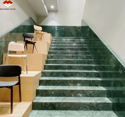 El color verde oscuro indio, el ónix, la piedra de jade, la losa de mármol verde, una elección impresionante para la decoración del hogar.
