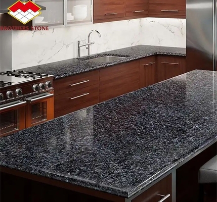 Las encimeras de granito cortadas a medida son perfectas para la renovación de cocinas modernas.