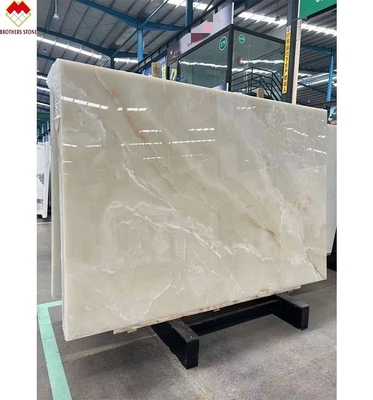 La placa de mármol de ónix blanco real con luz de fondo para mesa personalizable, encimera y panel de pared