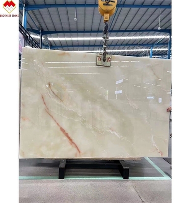 La placa de mármol de ónix blanco real con luz de fondo para mesa personalizable, encimera y panel de pared
