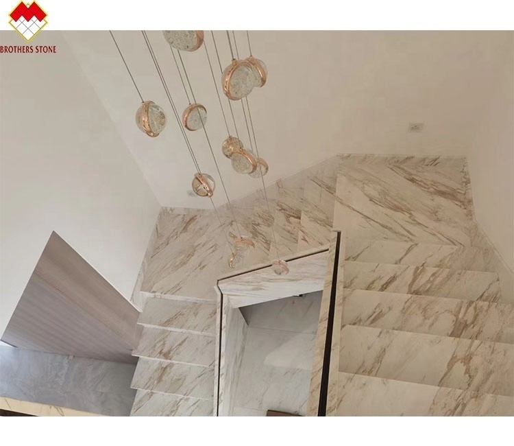 Tamaño personalizado Venus Oro Calacatta Escalera espiral de mármol Trampolín interior Luz LED moderna y diseño antideslizante