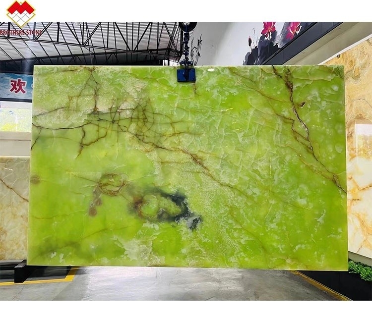 La losa de mármol de oníx verde natural es perfecta para revestimientos de paredes y encimeras de oníx con luz de fondo