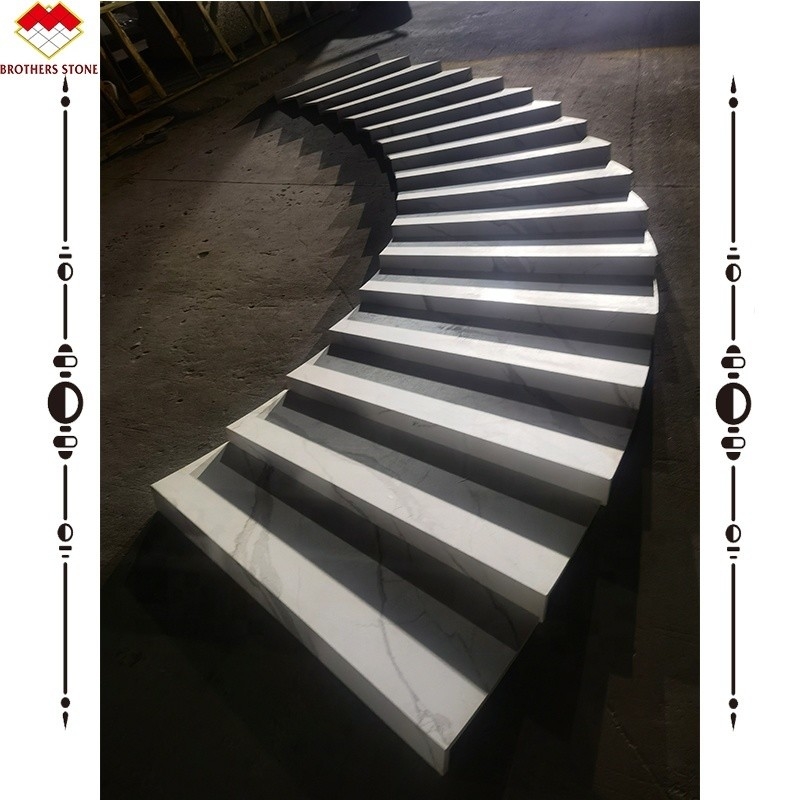 Escaleras interiores hechas de piedra artificial con patrón de Calacatta y cubierta de iluminación LED