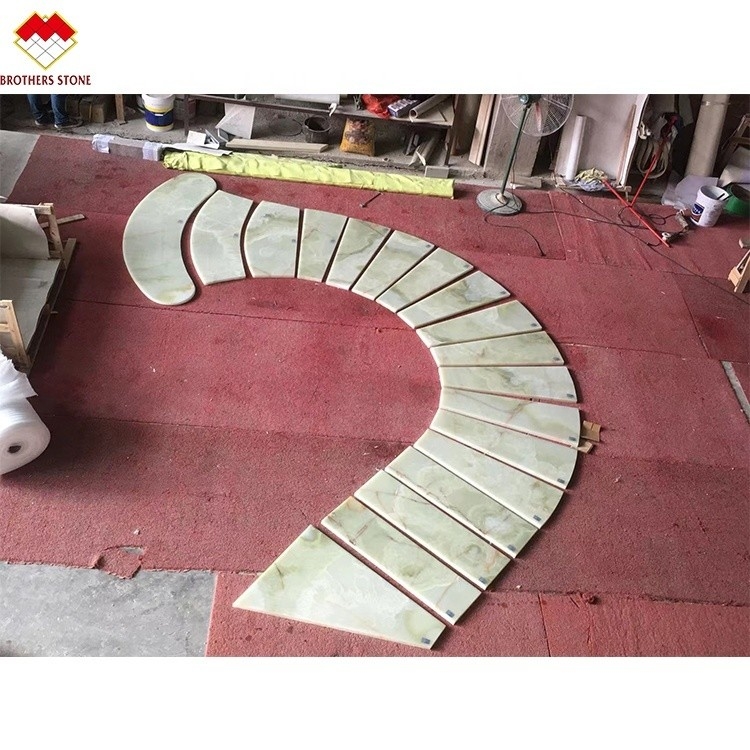 Diseño de escaleras de piedra natural con luz verde esmeralda luz verde ónix iluminado por el fondo interior de piedra
