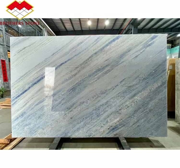 Mejorar su salón de escaleras con 20 mm de hielo azul de ónix veneer de piedra y luz de fondo