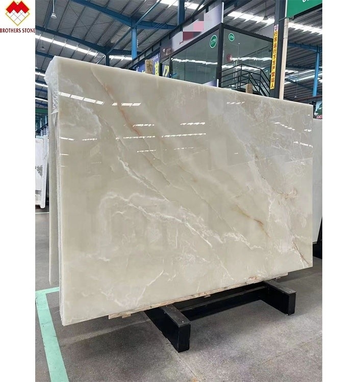 La placa de mármol de ónix blanco real con luz de fondo para mesa personalizable, encimera y panel de pared